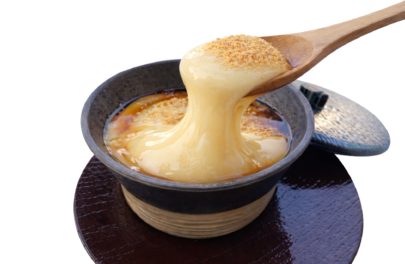 お餅プリンを器に盛り付け、きな粉と黒蜜をかけた和風アレンジ